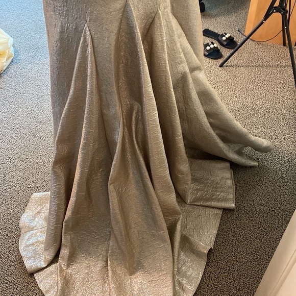 NWT Mac Duggal One Shoulder Metallic Ruffled Gown Size 2 in Oyster - Picture 8 of 12